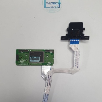 Conjunto de placa eletrónica conectada a leitor de cartão com cabo plano sobre fundo branco