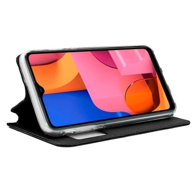 Smartphone com ecrã colorido numa capa preta de couro com suporte horizontal