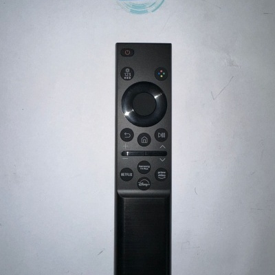 Comando remoto preto da Samsung com botões de serviços de streaming e logo WILTEC ao fundo em superfície branca