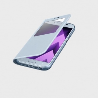 Telemóvel com capa protetora azul-claro com abertura frontal