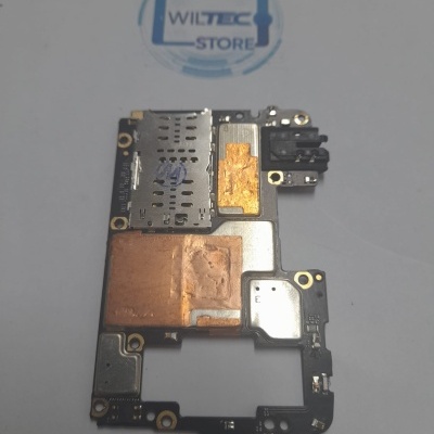 Placa eletrónica com componentes metálicos e ranhura para cartão SIM