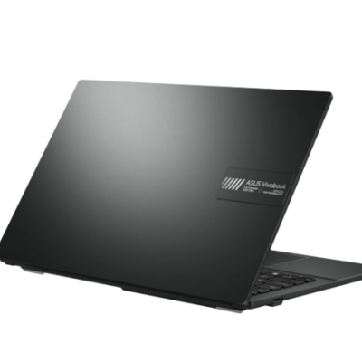 Portátil ASUS Vivobook preto mate ligeiramente aberto com etiqueta prateada na tampa