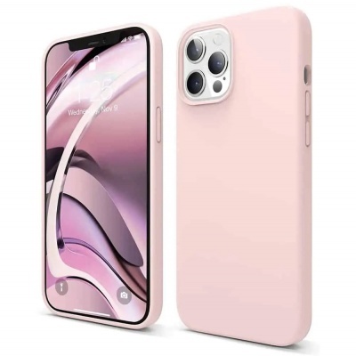 Smartphone com capa de silicone rosa e câmera tripla, ecrã ligado a mostrar a data