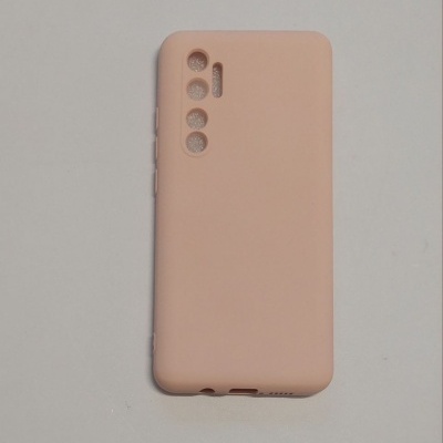 Capa protetora rosa claro para smartphone com vários recortes para câmeras e botões.