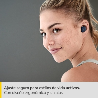 Mulher com auriculares azuis escuros num fundo cinzento