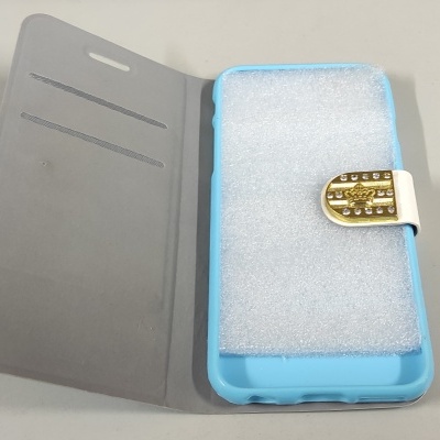 Capa protetora azul para smartphone com fecho branco e detalhes dourados em fundo cinzento