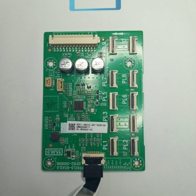 Placa eletrónica verde com capacitores e múltiplos conectores brancos