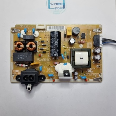 Placa eletrónica com componentes diversos em fundo branco