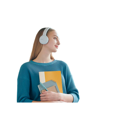 Mulher jovem com auscultadores brancos e casaco azul a segurar cadernos