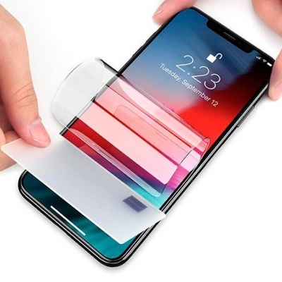 Smartphone preto com película protetora transparente a ser aplicada no ecrã