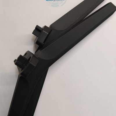 par de braços de limpa para-brisas pretos com clips