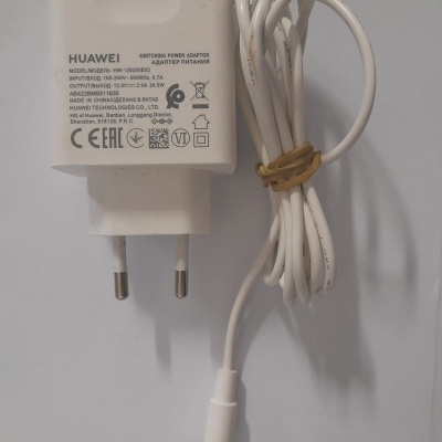 Carregador Huawei branco com cabo enrolado e ficha de dois pinos