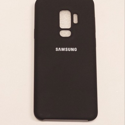 Capa preta para smartphone Samsung com recortes para câmera e sensor
