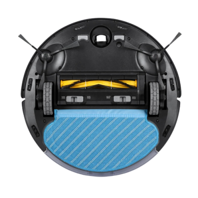 Aspirador robô preto visto de baixo com escovas e pano azul de limpeza.