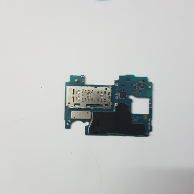 Placa de circuito impresso azul com componentes metálicos e selo WILTEC STORE