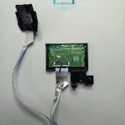 Placa eletrónica verde com cabo plano e suporte preto sobre fundo branco
