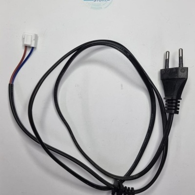 Cabo elétrico preto com ficha europeia e conector branco sobre fundo branco.
