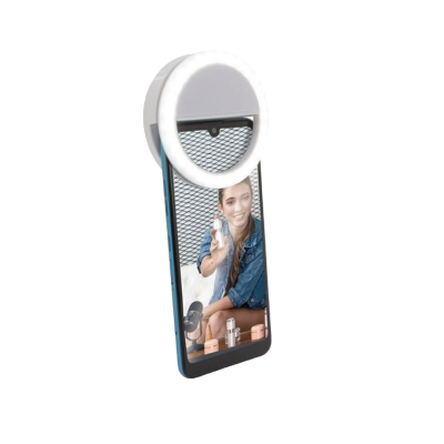 Anel de luz branco preso em smartphone azul com videochamada de mulher a mostrar cosmético