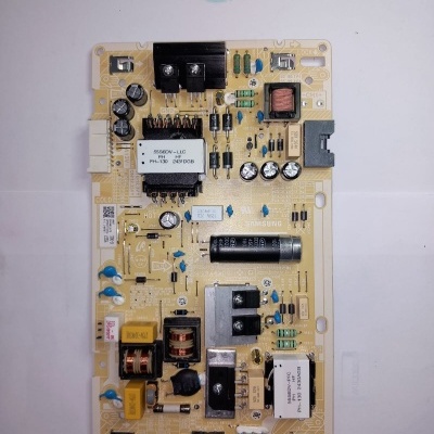 Placa eletrónica amarela com diversos componentes e rótulos de texto