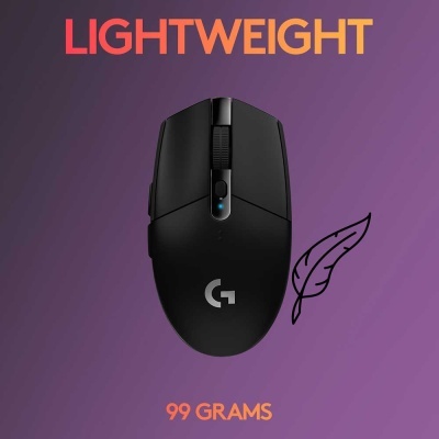 Rato de computador preto com texto LIGHTWEIGHT e 99 GRAMS sobre fundo roxo