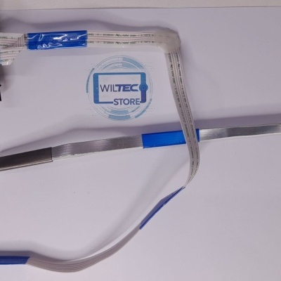 Cabo de fita flexível branco com conectores e etiquetas sobre superfície branca com logo ao fundo