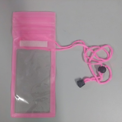 Porta-celular impermeável rosa com cordão e fecho preto