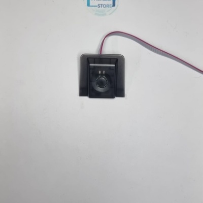 Componente eletrônico preto com botão giratório e fios em superfície branca com logótipo WILTEC STORE