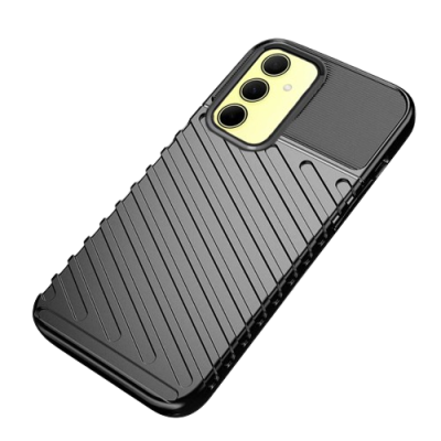 Capa protetora preta texturizada para telemóvel com três câmaras visíveis.