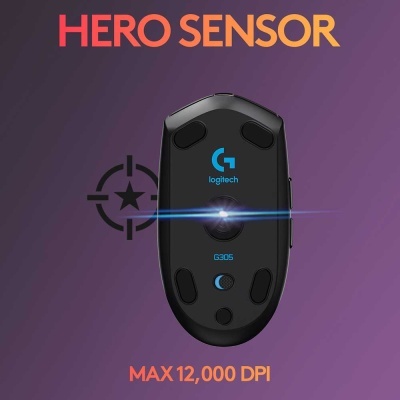 Rato Logitech G305 preto com sensor HERO e texto sobre fundo roxo