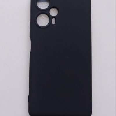 Capa protetora preta para smartphone com recortes para câmera