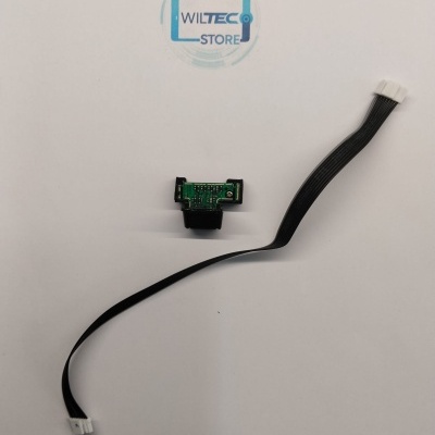 Conjunto electrónico com cabo plano preto e microchip verde