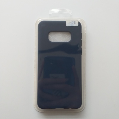 Capa para telemóvel preta na embalagem transparente com etiqueta S10 E