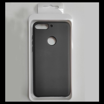 Capa preta para telemóvel com recorte circular em embalagem de plástico