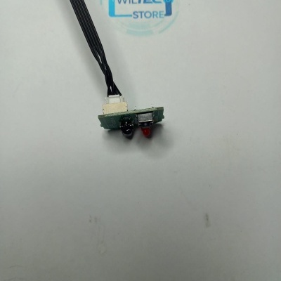 Placa eletrónica com LEDs vermelho e preto e fios pretos com logótipo WILTEC STORE