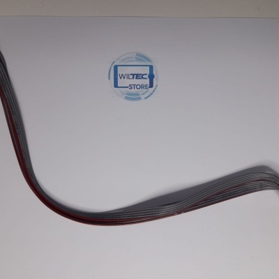 Cabo plano com conectores branco e vermelho sobre papel com carimbo azul