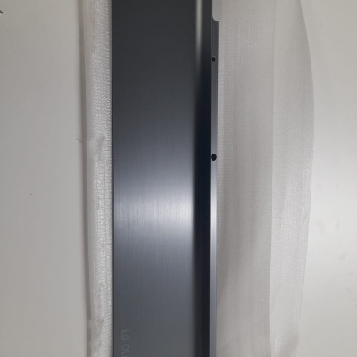 Peça metálica preta com inscrição LG OLED sobre espuma e superfície branca