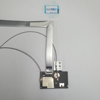 Placa eletrónica com cabos finos e etiqueta com números e letras