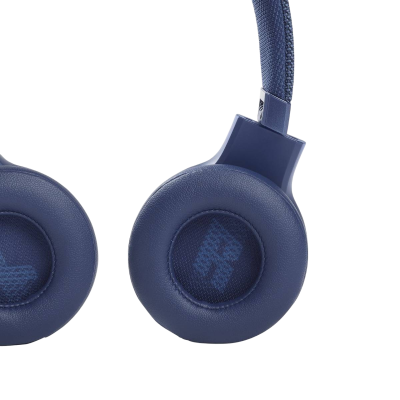 Fones de ouvido azuis com almofadas em couro sintético e letras L e R visíveis