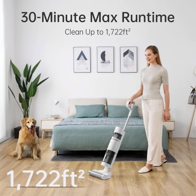 Mulher a aspirar chão de madeira clara com aspirador num quarto com cama, planta e cão