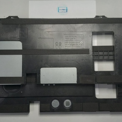 Peça plástica preta com tampas metálicas cinza, texto técnico e código QR, em superfície branca.