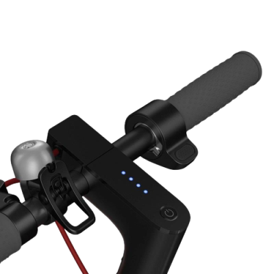 Guiador de trotinete elétrica com luzes azuis e campainha prateada