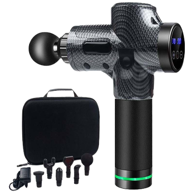 Massageador vibratório corporal preto com textura de fibra de carbono, cinco cabeças intercambiáveis e mala preta.