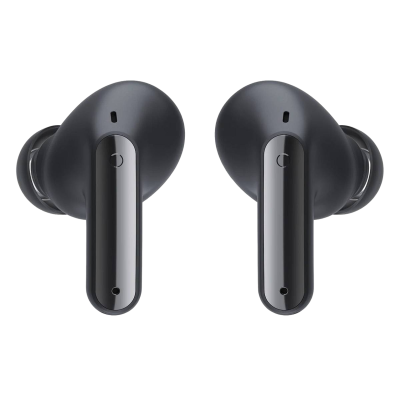 Auriculares intra-auriculares pretos com hastes brilhantes sobre fundo branco