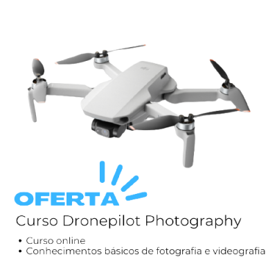 Drone cinzento com quatro hélices e câmara em fundo branco com texto promocional de oferta para curso Dronepilot Photography