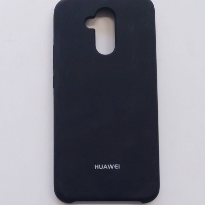 Capa preta para smartphone Huawei com recortes para câmara e botões, sobre fundo branco