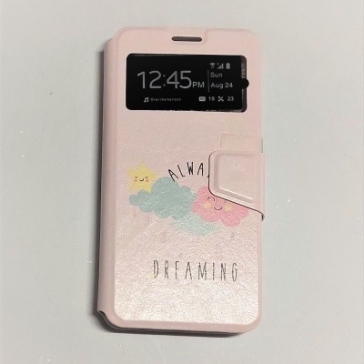 Capa de telemóvel rosa com desenhos de nuvens e texto. 