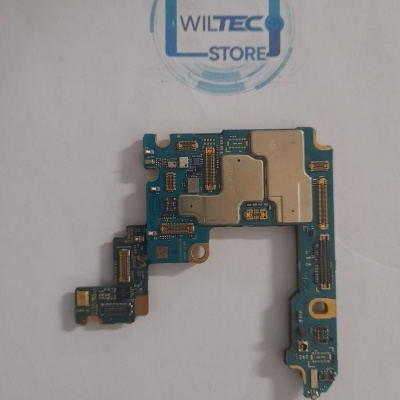 Placa eletrónica azul com circuitos e logotipo WILTEC STORE em fundo branco