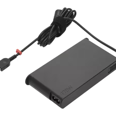 Adaptador de energia preto com cabo enrolado e conector retangular.