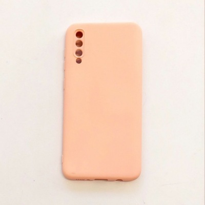 Capa de telemóvel rosa claro em silicone com recortes para câmaras