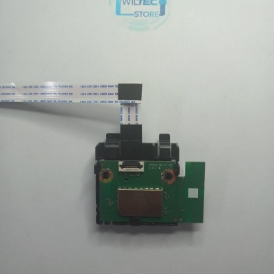 Placa eletrónica com fita flexível sobre fundo branco com logótipo